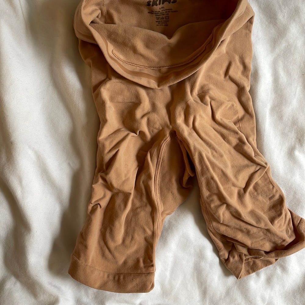 Skims SEAMLESS SCULPT HIGH-WAISTED ABOVE THE KNEE SHORT size large